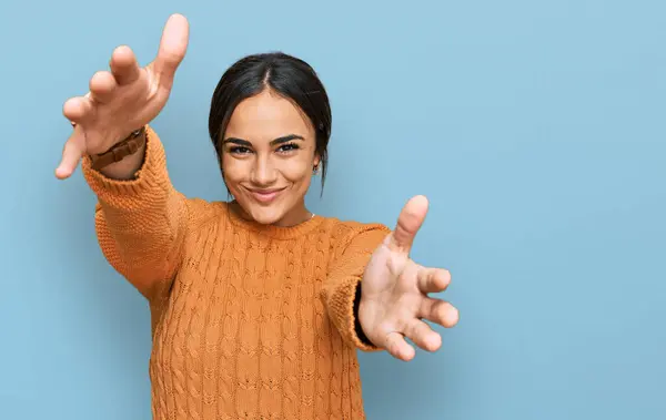 Joven Morena Vestida Con Suéter Casual Invierno Mirando Cámara Sonriendo —  Fotos de Stock