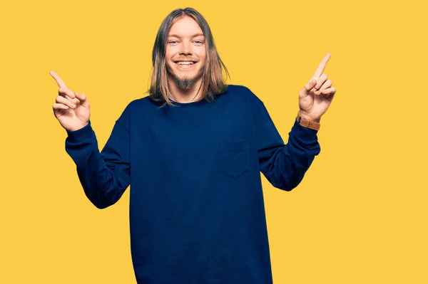 Bonito Homem Caucasiano Com Cabelos Longos Vestindo Camisola Inverno Casual — Fotografia de Stock