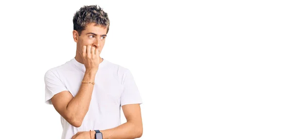 Joven Hombre Guapo Con Camiseta Blanca Casual Buscando Estresado Nervioso —  Fotos de Stock