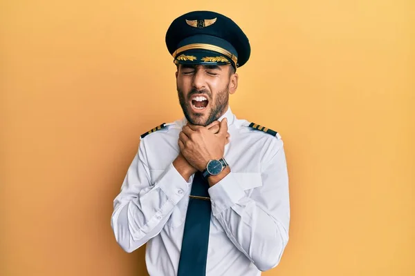 Pohledný Hispánec Uniformě Pilota Letadla Křičící Udusí Protože Bolí Zdravotní — Stock fotografie