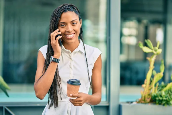 Joven Mujer Afroamericana Hablando Teléfono Inteligente Bebiendo Llevar Café Ciudad — Foto de Stock