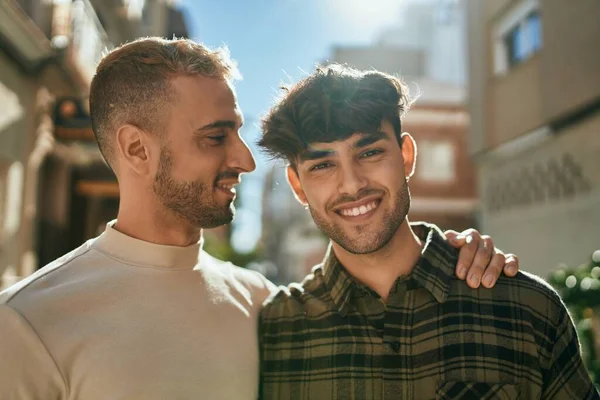 年轻的同性恋夫妇在城市里欢快地微笑着 拥抱着 — 图库照片