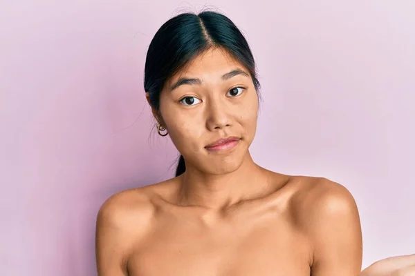 Jeune Femme Chinoise Debout Topless Montrant Expression Peau Désemparée Confus — Photo