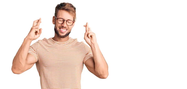 Der Junge Kaukasische Mann Lässiger Kleidung Und Brille Gestikuliert Mit — Stockfoto