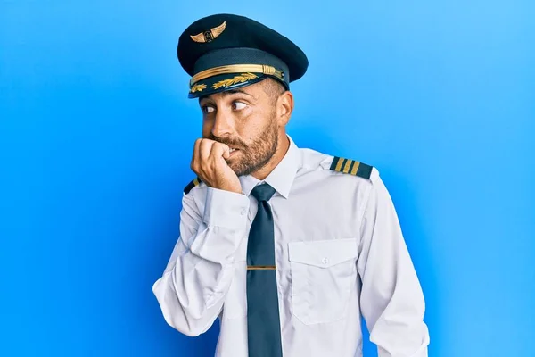 Pohledný Muž Plnovousem Uniformě Pilota Letadla Vypadá Vystresovaně Nervózně Rukama — Stock fotografie