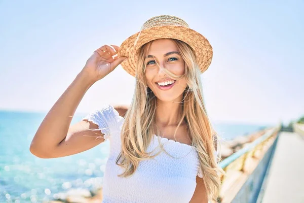 Mladý Blondýny Turista Dívka Usměvavý Šťastný Pohled Kameru Chůze Promenádě — Stock fotografie