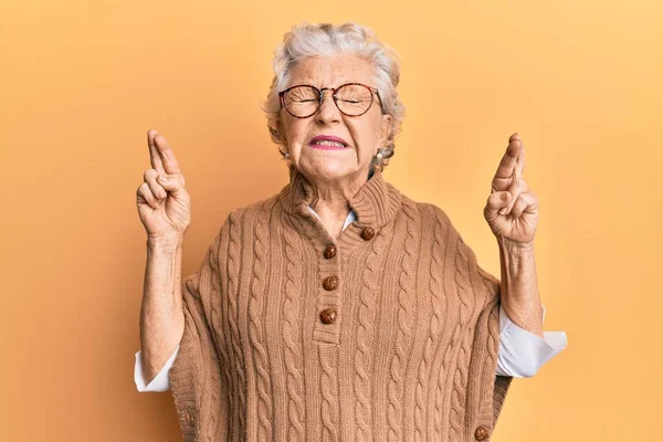 Senior Grey Haired Woman Wearing Casual Clothes Glasses Gesturing Finger — Foto Stock