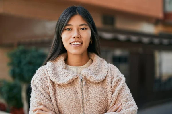 年轻的亚洲女人笑着站在城市里 — 图库照片