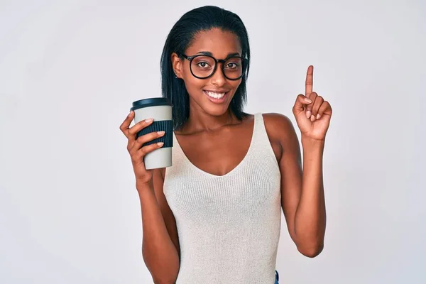 Jonge Afro Amerikaanse Vrouw Houdt Weg Nemen Koffie Verrast Met — Stockfoto