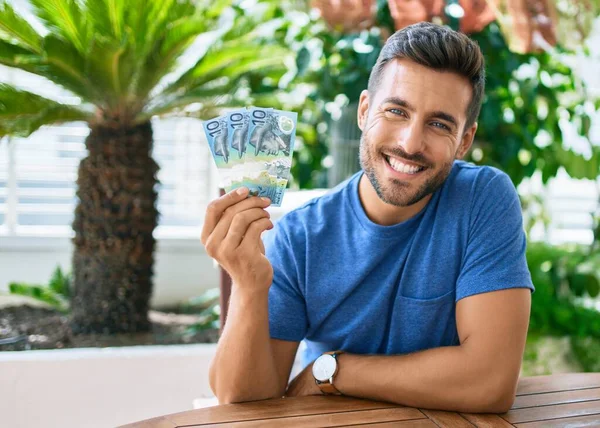 Fiatal Spanyol Férfi Mosolyog Boldog Kezében Ausztrál Dollár Bankjegyek Teraszon — Stock Fotó