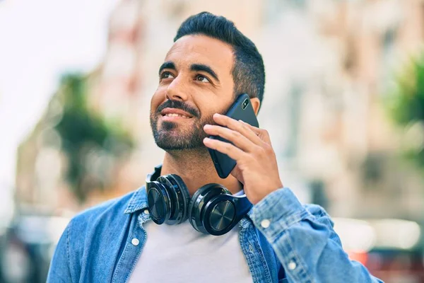 Jovem Hispânico Sorrindo Feliz Falando Smartphone Cidade — Fotografia de Stock