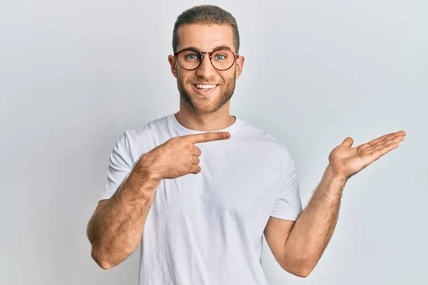 Jovem Caucasiano Vestindo Roupas Casuais Óculos Espantados Sorrindo Para Câmera — Fotografia de Stock