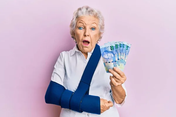 Senior Grey Haired Woman Wearing Arm Sling Holding South Africa — Foto Stock