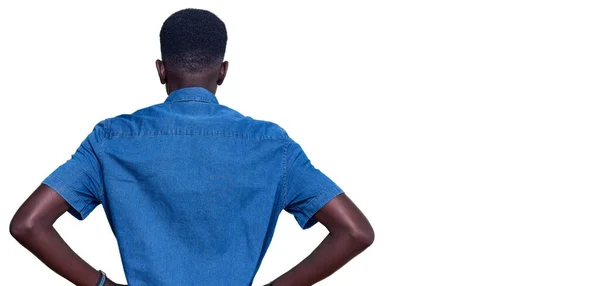 Junger Afrikanisch Amerikanischer Mann Lässiger Kleidung Steht Rückwärts Und Blickt — Stockfoto