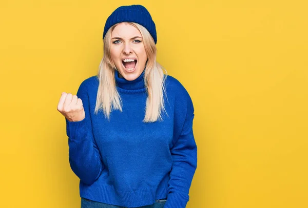 Junge Kaukasische Frau Wollenen Winterpullover Und Mütze Wütend Und Wütend — Stockfoto