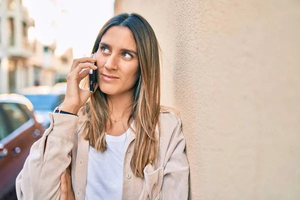 Beyaz Kadın Gülümsüyor Şehirdeki Akıllı Telefondan Konuşuyor — Stok fotoğraf