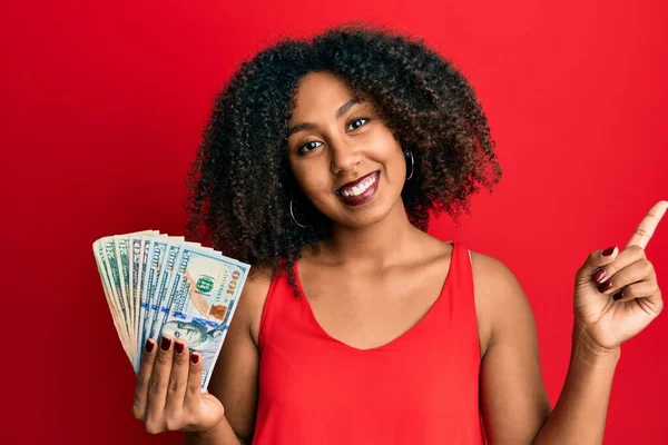 Hermosa Mujer Afroamericana Con Cabello Afro Sosteniendo Dólares Sonriendo Feliz —  Fotos de Stock