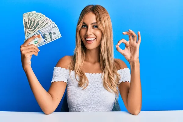 Vacker Blond Ung Kvinna Som Håller Dollar Gör Tecken Med — Stockfoto