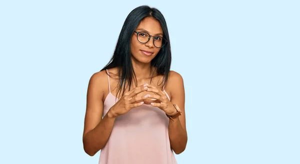 Mujer Afroamericana Joven Vistiendo Ropa Casual Gafas Manos Juntas Dedos — Foto de Stock