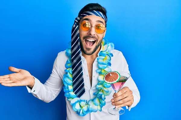 Νεαρός Ισπανόφωνος Επιχειρηματίας Φορώντας Κόμμα Αστείο Στυλ Πίνοντας Κοκτέιλ Γιορτάζει — Φωτογραφία Αρχείου