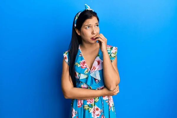Günlük Kıyafetler Giyen Genç Latin Kadın Gergin Gergin Görünüyor Ağzı — Stok fotoğraf