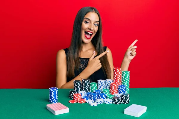 Jovem Hispânica Sentada Mesa Jogando Poker Sorrindo Olhando Para Câmera — Fotografia de Stock