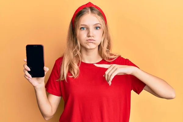 Mooi Jong Kaukasisch Meisje Met Smartphone Met Scherm Puffende Wangen — Stockfoto