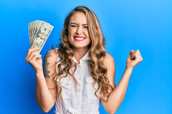 Jovencita Rubia Sosteniendo Dólares Gritando Orgullosa Celebrando Victoria Éxito Muy — Foto de Stock