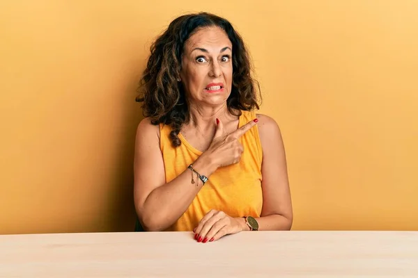 Mulher Meia Idade Bonita Vestindo Roupas Casuais Sentado Mesa Apontando — Fotografia de Stock