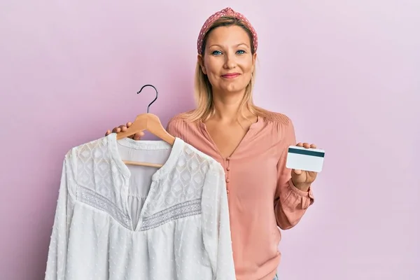 Orta Yaşlı Beyaz Bir Kadın Elinde Giysiler Kredi Kartı Var — Stok fotoğraf