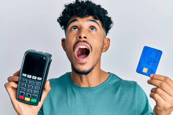 Young Arab Handsome Man Holding Dataphone Credit Card Angry Mad — 图库照片