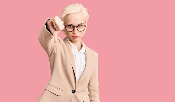 Ung Blond Kvinna Bär Affärskläder Och Glasögon Ser Olycklig Och — Stockfoto