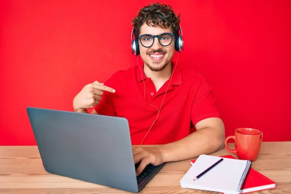 Jeune Homme Caucasien Aux Cheveux Bouclés Travaillant Bureau Buvant Une — Photo