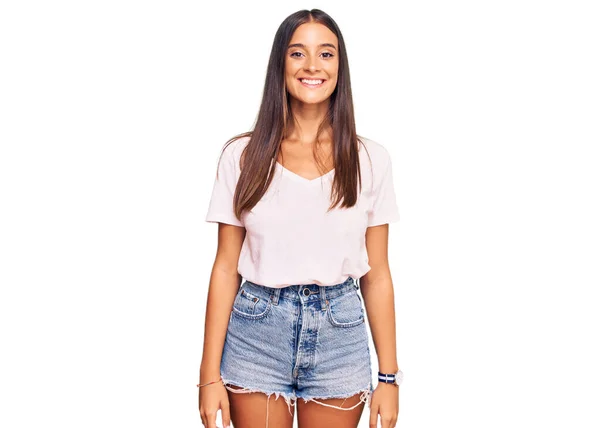 Νεαρή Ισπανίδα Που Φοράει Λευκό Μπλουζάκι Χαρούμενο Και Δροσερό Χαμόγελο — Φωτογραφία Αρχείου