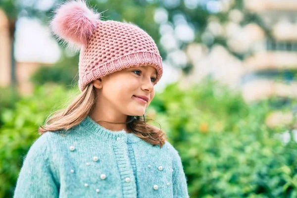 Entzückendes Kaukasisches Mädchen Das Glücklich Lächelt Wenn Park Steht — Stockfoto