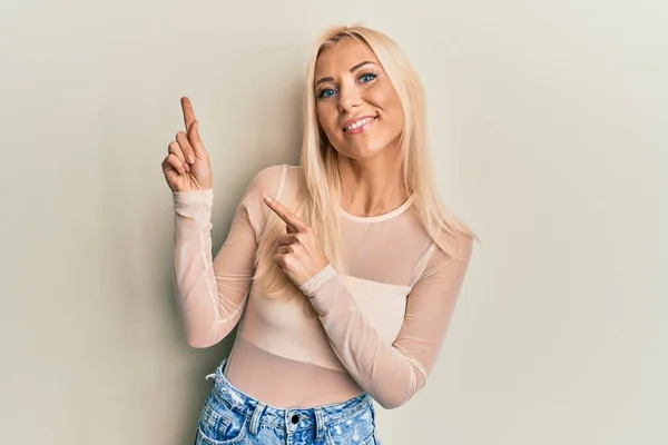 Ung Blond Kvinna Bär Casual Kläder Ler Och Tittar Kameran — Stockfoto