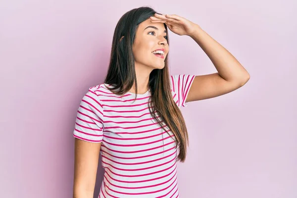 Mujer Morena Joven Con Ropa Casual Sobre Fondo Rosa Muy —  Fotos de Stock