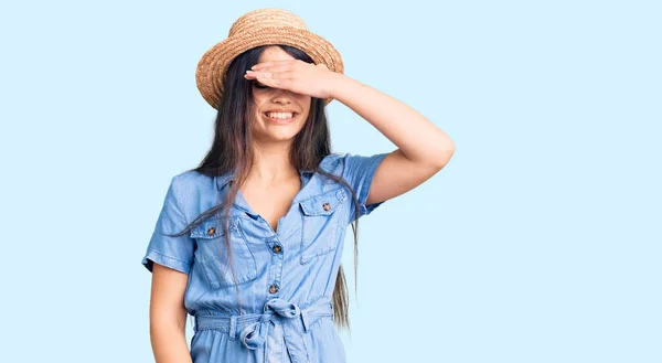 Morena Adolescente Con Sombrero Verano Sonriendo Riendo Con Mano Cara —  Fotos de Stock