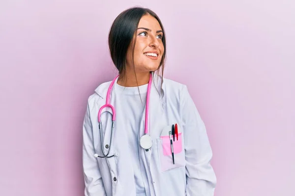 Güzel Spanyol Kadın Doktor Üniforması Steteskop Giyiyor Tarafını Arıyor Profilini — Stok fotoğraf