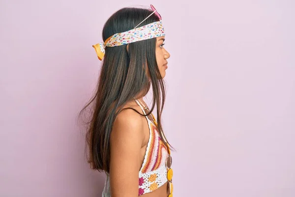 Schöne Hispanische Frau Trägt Boheme Und Hippie Stil Mit Blick — Stockfoto