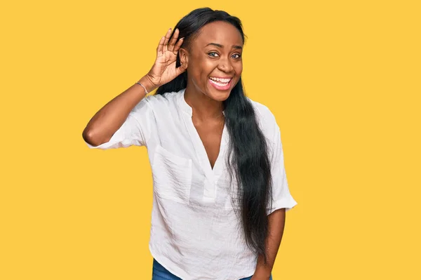 Gündelik Kıyafetler Giyen Genç Siyahi Bir Kadın Kulağına Fısıldayarak Dedikoduları — Stok fotoğraf