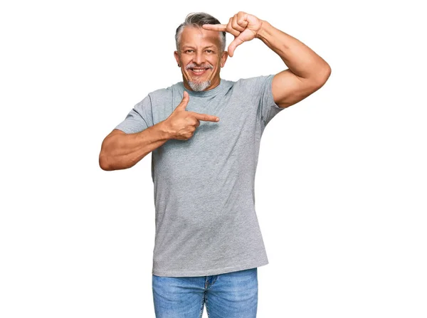 Μεσήλικας Γκριζομάλλης Άντρας Που Φοράει Καθημερινά Ρούχα Χαμογελώντας Κάνοντας Κορνίζα — Φωτογραφία Αρχείου