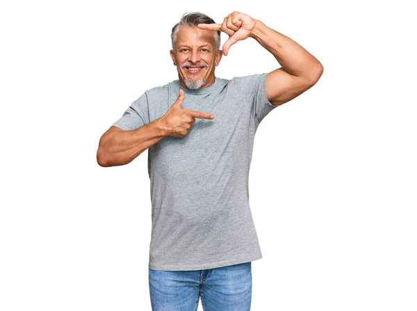 Homem Cabelos Grisalhos Meia Idade Vestindo Roupas Casuais Sorrindo Fazendo — Fotografia de Stock