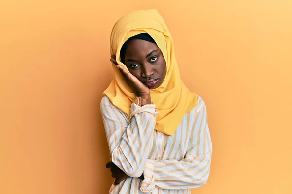 伝統的なイスラム教のヒジャーブスカーフを身に着けている美しいアフリカの若い女性は疲れているように見え 両腕を組んでうつ病の問題に退屈 — ストック写真