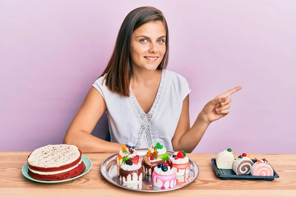 Młoda Kaukaska Kobieta Jedzenie Ciasta Uśmiechnięty Szczęśliwy Wskazując Ręki Palca — Zdjęcie stockowe