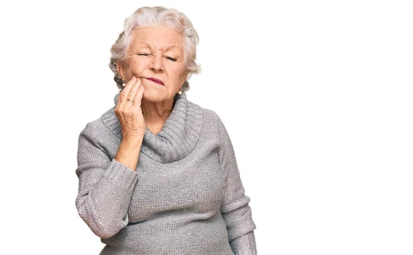 Kış Süveteri Giyen Yaşlı Kır Saçlı Bir Kadın Diş Ağrısı — Stok fotoğraf