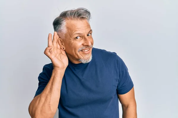 Middelbare Leeftijd Grijsharige Man Met Casual Kleding Lachend Met Hand — Stockfoto