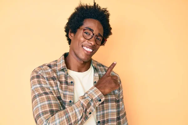 Handsome African American Man Afro Hair Wearing Casual Clothes Glasses — 图库照片