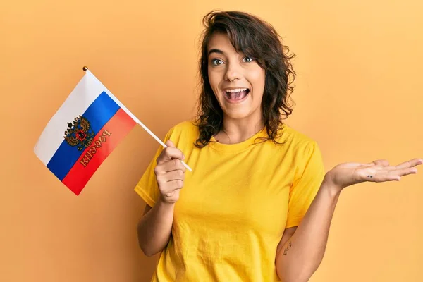 Jonge Spaanse Vrouw Met Russische Vlag Vieren Prestatie Met Een — Stockfoto