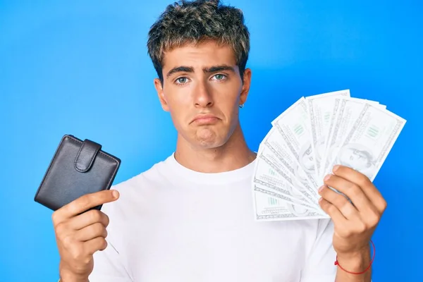 Jovem Homem Bonito Segurando Carteira Notas Dólares Deprimido Preocupar Com — Fotografia de Stock